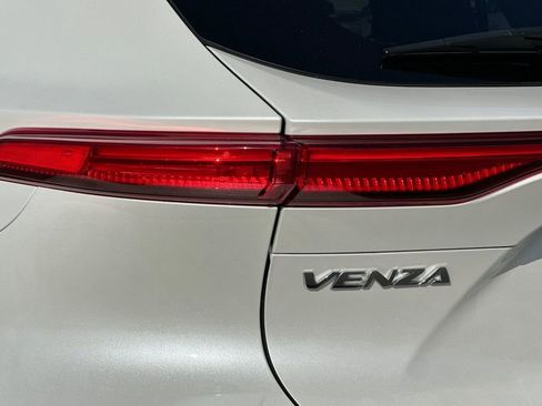 Used 2022 Toyota Venza LE image 26