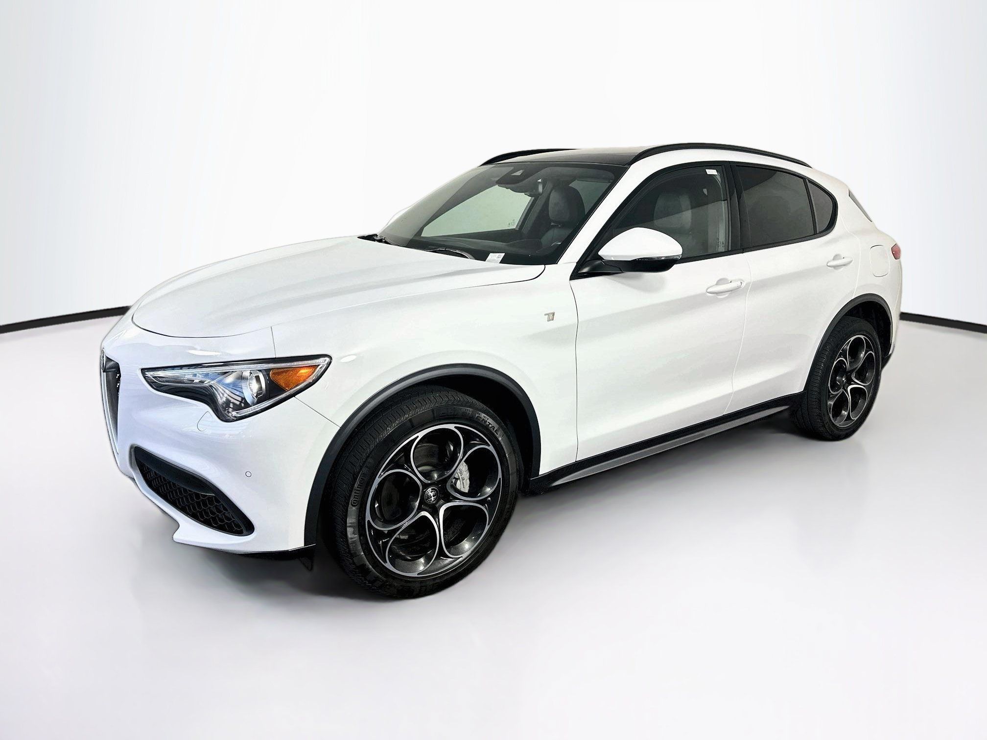 Used 2023 Alfa Romeo Stelvio Ti AWD/4WD image 3