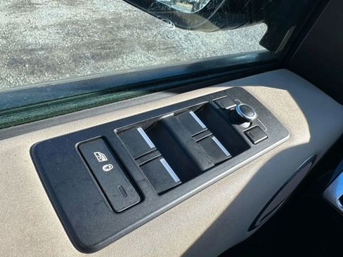 Used 2017 Land Rover Discovery HSE image 55