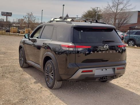 New 2026 Nissan Pathfinder SL image 2
