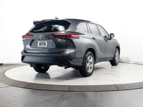 Used 2021 Toyota Highlander LE image 12