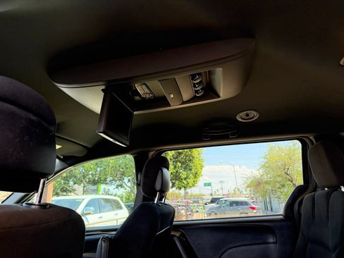 Used 2017 Dodge Grand Caravan SE FWD image 14