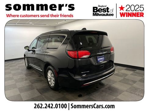 Used 2018 Chrysler Pacifica Touring-L image 3