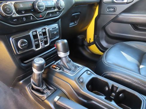Used 2019 Jeep Wrangler Unlimited Sahara AWD/4WD image 17