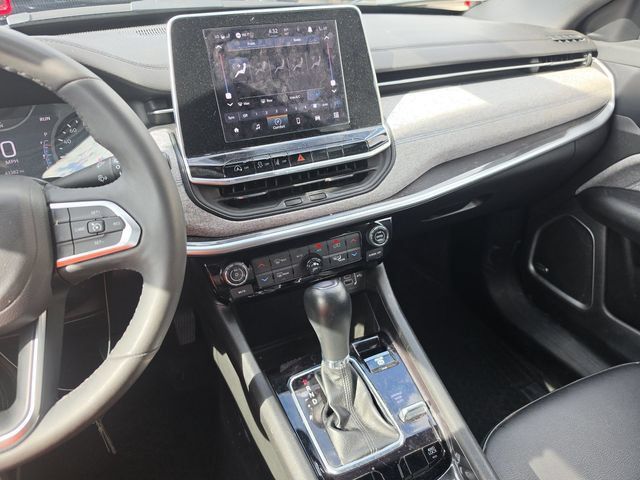Used 2025 Jeep Compass Latitude w/ Sun & Sound Group AWD/4WD image 9