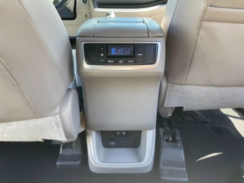 Used 2017 Toyota Highlander Limited AWD/4WD image 29