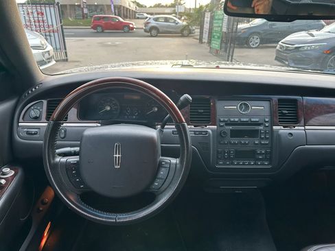 Used 2009 Lincoln Town Car Signature Limited RWD image 20