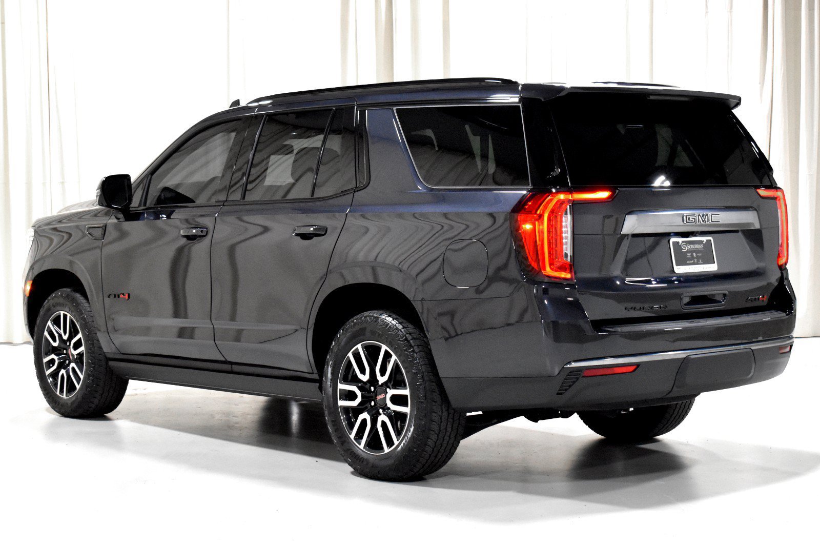 Used 2024 GMC Yukon AT4 w/ AT4 Premium Plus Package AWD/4WD image 7