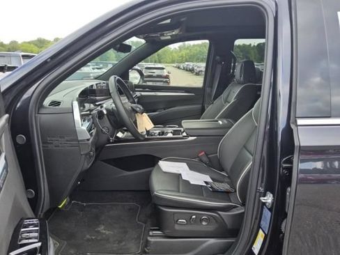 Used 2025 Cadillac Escalade Premium Luxury AWD/4WD image 4