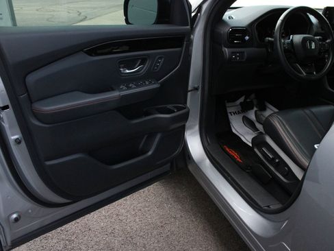 Used 2025 Honda Pilot TrailSport image 12