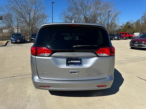 Used 2017 Chrysler Pacifica Touring image 6