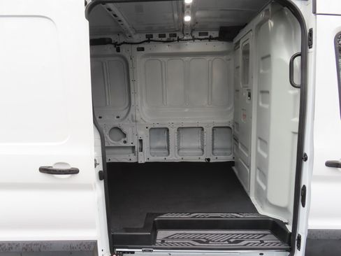 Used 2022 Ford Transit 250 Medium Roof AWD image 17