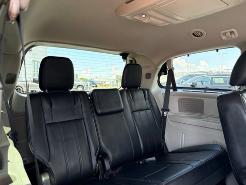 Used 2011 Chrysler Town & Country Touring-L w/ Driver Convenience Group FWD image 18