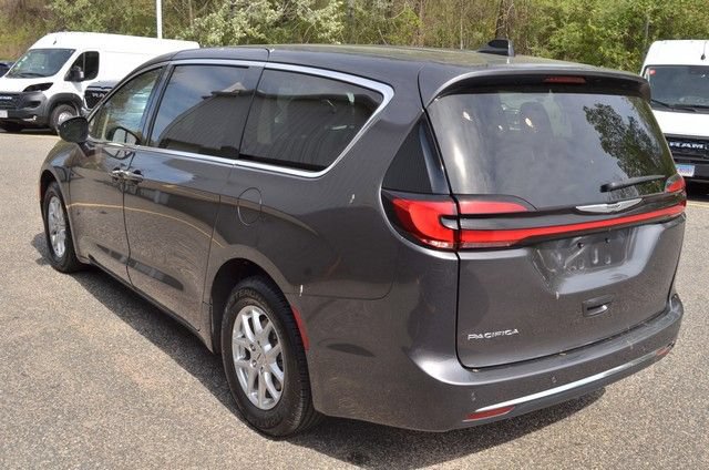 Used 2023 Chrysler Pacifica Touring-L FWD image 6