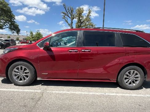 Used 2021 Toyota Sienna XLE image 7