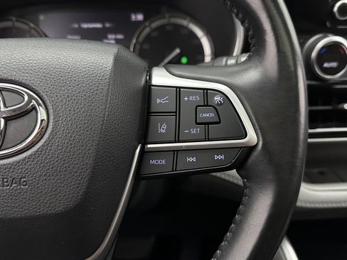 Used 2022 Toyota Highlander XLE AWD/4WD image 23