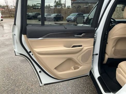 Used 2023 Jeep Grand Cherokee L Limited w/ Luxury Tech Group II AWD/4WD image 20