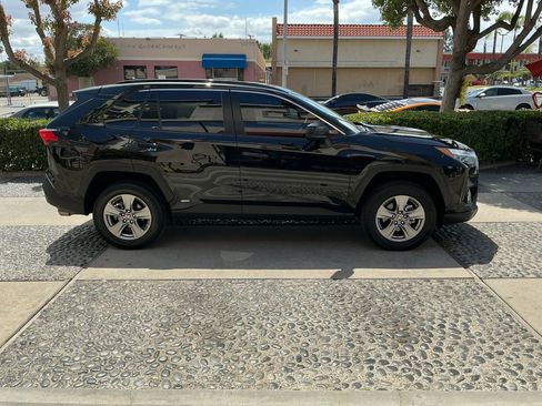 Used 2023 Toyota RAV4 LE AWD/4WD image 4