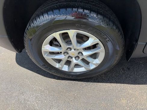 Used 2021 Chevrolet Traverse LS AWD/4WD image 43