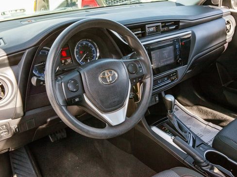 Used 2018 Toyota Corolla LE image 10