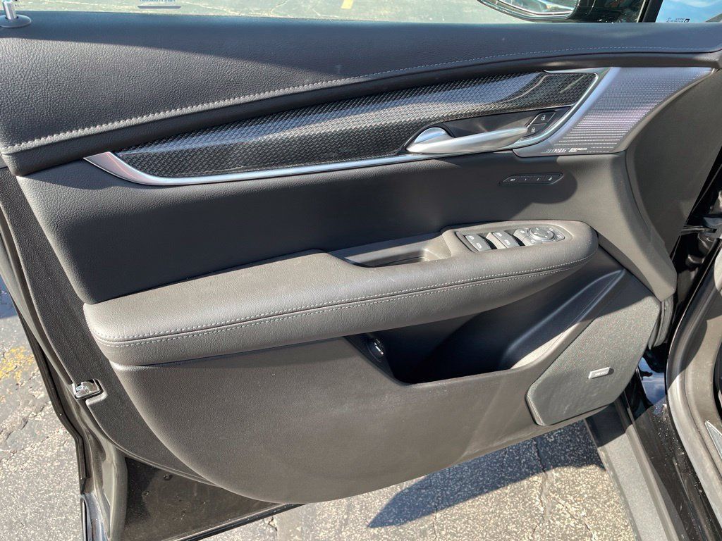Used 2025 Cadillac XT5 Sportv w/ LPO, Bronce Accent Package AWD/4WD image 18