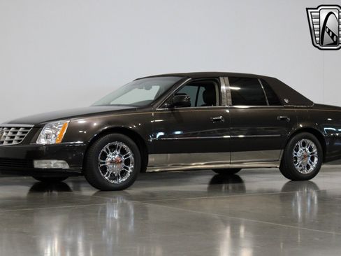 Used 2008 Cadillac DTS Performance w/ Platinum Edition image 26