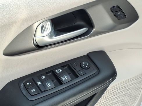 Used 2024 Chrysler Pacifica Touring-L FWD image 16