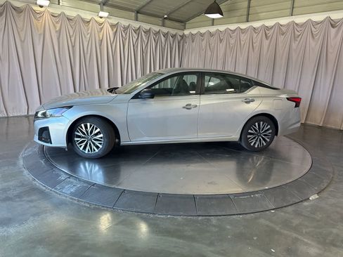 Used 2024 Nissan Altima 2.5 SV FWD image 8