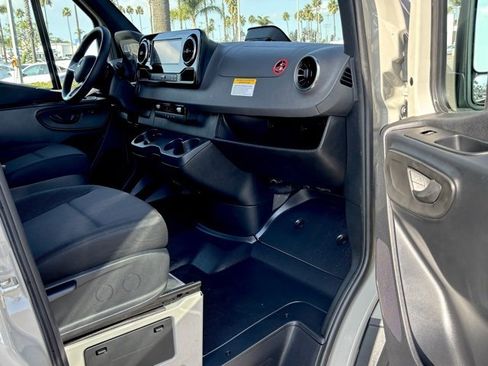 Used 2025 Mercedes-Benz Sprinter 2500 image 32