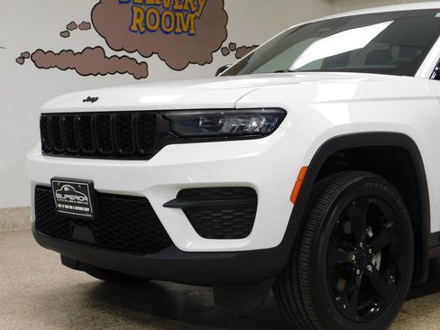 Used 2023 Jeep Grand Cherokee Altitude AWD/4WD image 15