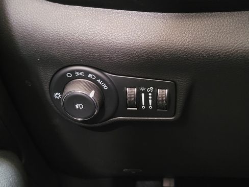 Used 2025 Jeep Compass Latitude w/ Sun & Sound Group AWD/4WD image 9