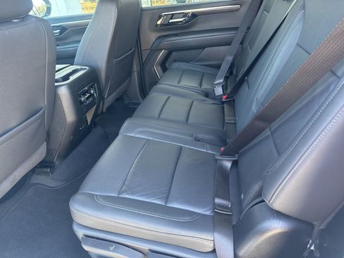 Used 2025 Chevrolet Suburban Z71 image 17