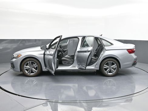 Used 2024 Volkswagen Jetta SE image 38