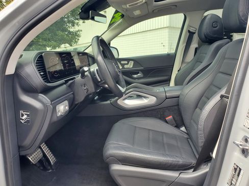 Used 2024 Mercedes-Benz GLS 580 4MATIC image 9
