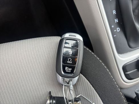 Used 2025 Hyundai Venue SEL image 21