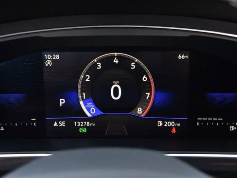 Used 2023 Volkswagen Tiguan SE w/ Panoramic Sunroof Package image 11