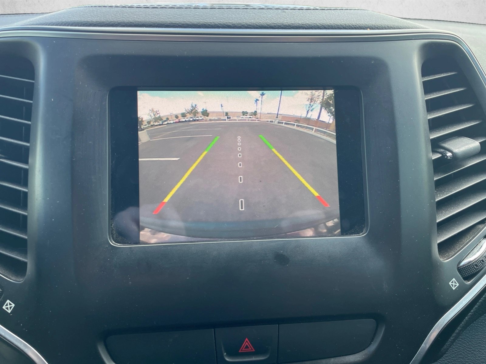 Used 2019 Jeep Cherokee Latitude w/ Popular Appearance Group FWD image 17