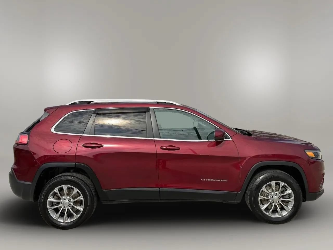 Used 2019 Jeep Cherokee Latitude Plus w/ Cold Weather Group AWD/4WD image 8