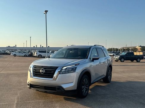 Certified 2025 Nissan Pathfinder SV FWD image 8