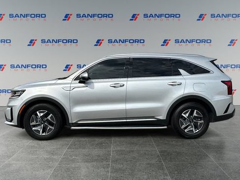 Used 2022 Kia Sorento EX w/ Panoramic Sunroof Package FWD image 2