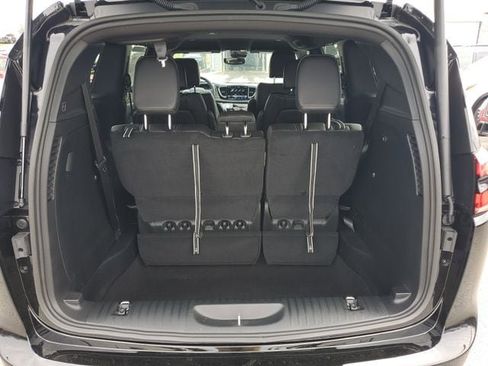 New 2026 Chrysler Pacifica Select image 8
