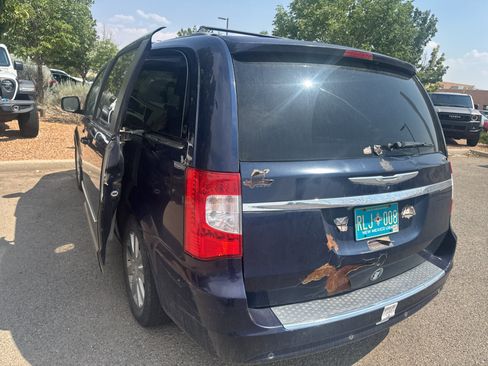 Used 2012 Chrysler Town & Country Touring-L FWD image 4
