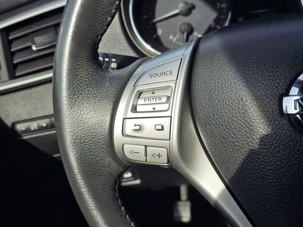 Used 2015 Nissan Rogue SL AWD/4WD image 28