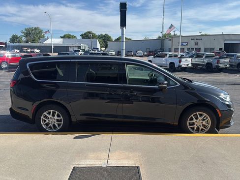 Used 2023 Chrysler Pacifica Touring-L FWD image 7