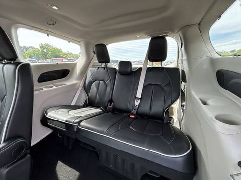 Certified 2024 Chrysler Pacifica Limited FWD image 27