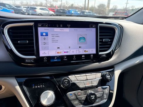 Used 2024 Chrysler Pacifica Touring-L FWD image 16