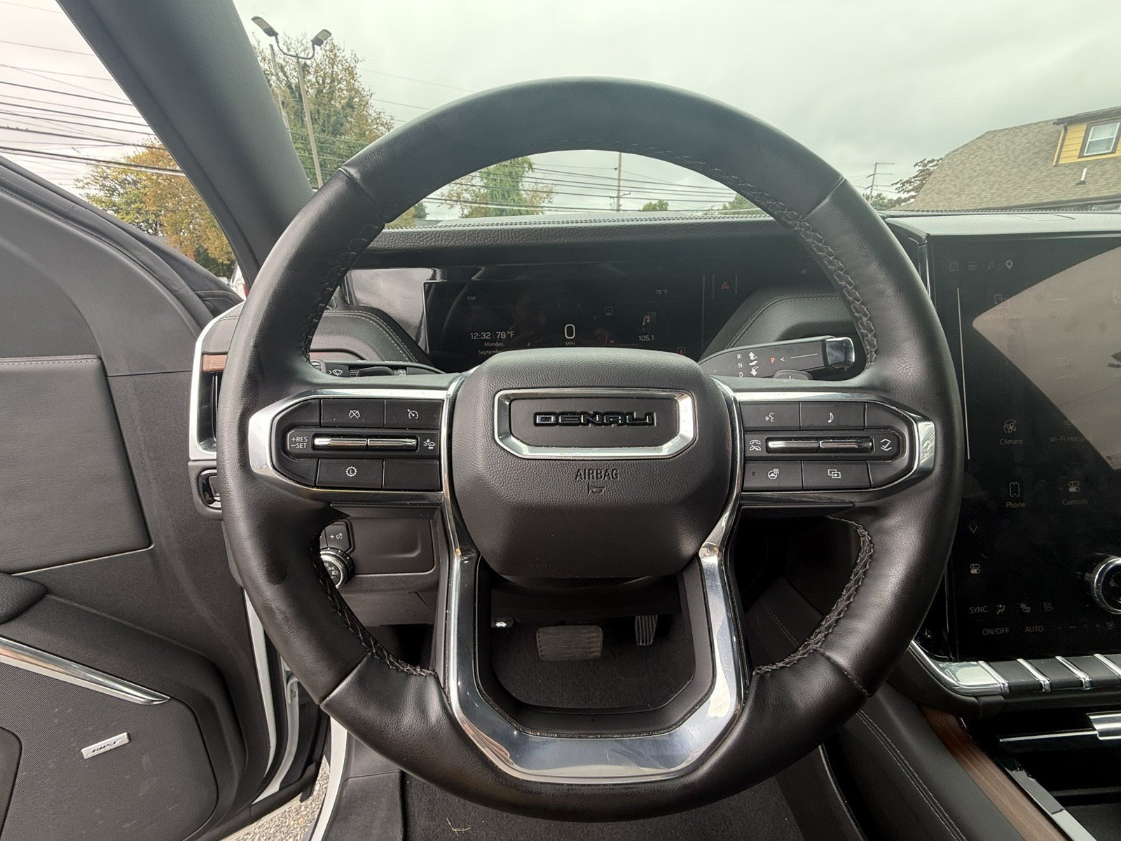Used 2025 GMC Yukon XL Denali AWD/4WD image 15