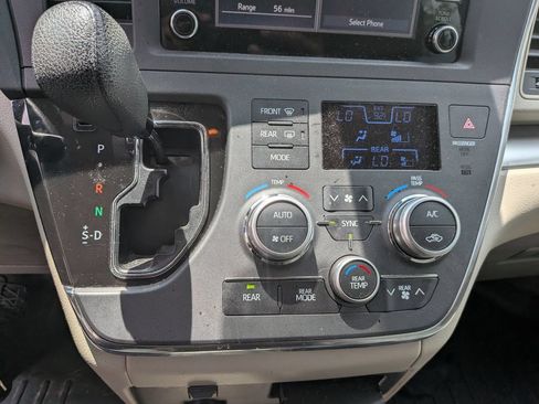 Used 2018 Toyota Sienna L FWD image 20
