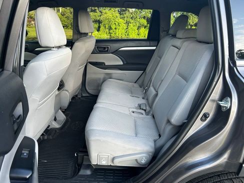 Used 2019 Toyota Highlander LE FWD image 15