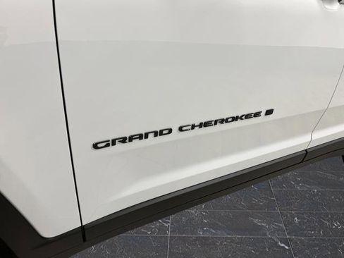 New 2025 Jeep Grand Cherokee Limited w/ Black Appearance Package image 36